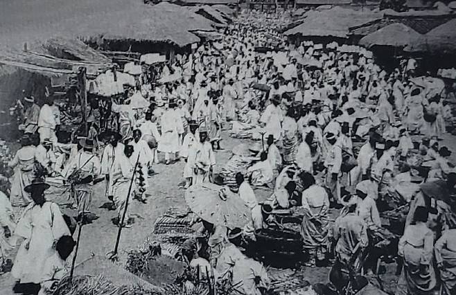 1913년 진주 장날. (사진= 김영복 연구가)