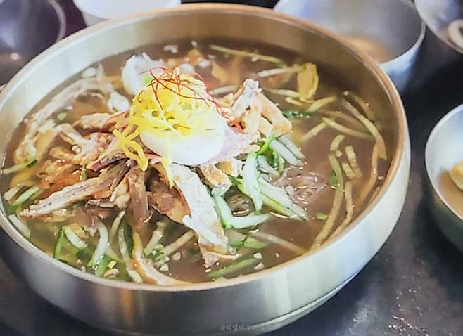 육전을 고명으로 한 진주 냉면. (사진= 김영복 연구가)