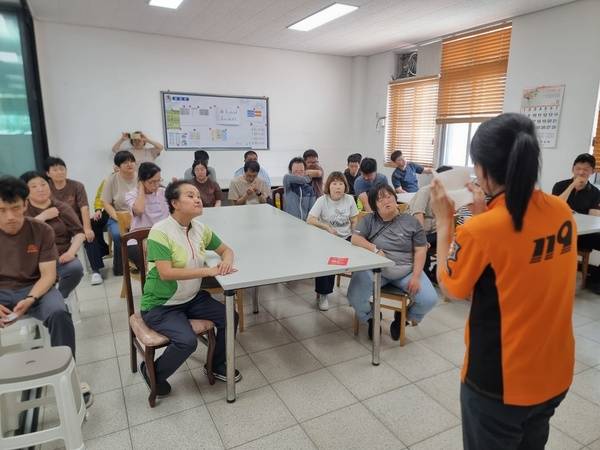 ▲ 예산군장애인보호작업장에서 소방훈련을 하고 있는 모습. 예산군사회복지협의회 제공