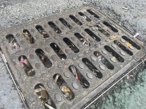 16일 찾은 광주시 동구 계림동 1091번지 도로에 설치된 빗물받이 덮개 아래 담배꽁초가 가득 찼다.