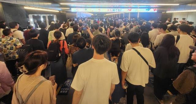 오사카엑스포 관람객들이 관람을 마치고 지하철역으로 향하고 있다. 사진=김윤정 기자