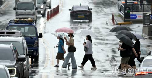 ◇소나기가 내린 16일 춘천 명동에서 우산을 쓴 시민들이 횡단보도를 건너고 있다. 박승선기자