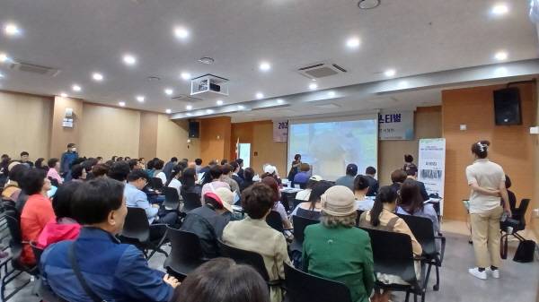 지난 14일 고성사회복지관에서 열린 '2025년 제18회 고성 국제디카시페스티벌' 개막식·시상식 모습.