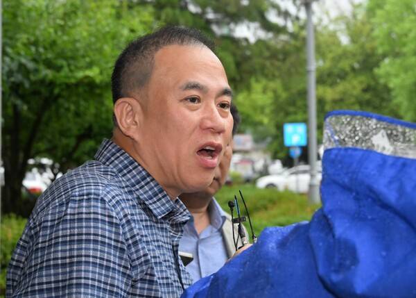 16일 창원지방법원 앞에서 명태균 씨가 취재진 질문에 답하고 있다. /김구연 기자