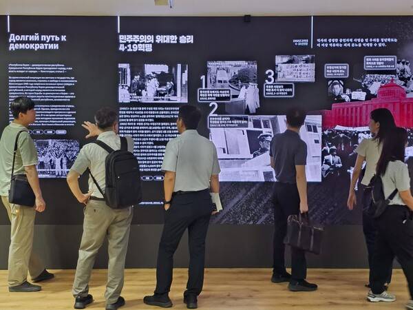 시민들이 지난 15일 오후 민주화운동기념관 신관(M1) 지하 1층에서 전시를 보고 있다. /최석환 기자