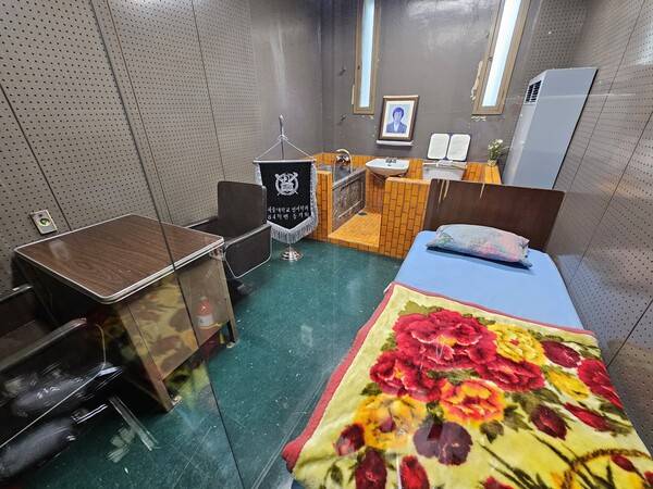 민주화운동기념관 구관(M2) 5층 509호 박종철 조사실. 유일하게 1980년대 조사실 모습 그대로 간직하고 있는 공간이다. 박종철 부친 고 박정기 씨를 비롯한 시민 요구가 반영된 결과다. /최석환 기자