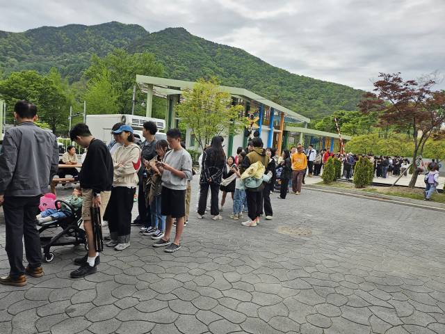 지난 14일 문경 에코월드를 찾은 유료 관람객들이 체험시설을 이용하기 위해 줄을 서 있다. 문경관광공사 제공.