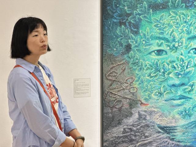 지난 13일 부산 민주공원 광복 80돌 맞이 기념 전시 '독립하는 광복'에 참석한 윤은숙 작가가 작품 '이관술-누리에 깃'에 대해 설명하고 있다. 김은영 기자