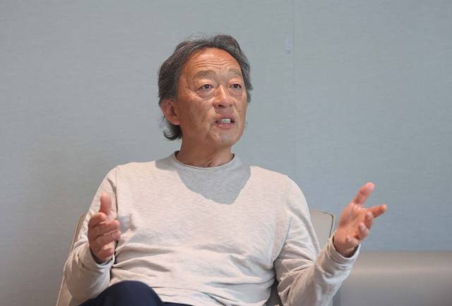 클래식부산 예술감독인 지휘자 정명훈이 16일 부산콘서트홀 내 예술감독실에서 <부산일보>와 인터뷰를 하고 있다. 정명훈은 “60년 넘게 음악을 해왔지만 사진 찍는 게 가장 힘들다”고 너스레를 떨었다. 이재찬 기자 chan@