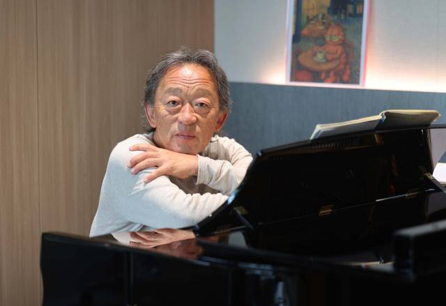 클래식부산 예술감독인 지휘자 정명훈이 16일 부산콘서트홀 내 예술감독실에서 피아노 연습을 하던 중 잠시 포즈를 취하고 있다. 정명훈은 “턱을 손으로 괴는 건 너무 뻔한 자세 아니냐”면서 장난스러운 표정을 지었다. 이재찬 기자 chan@