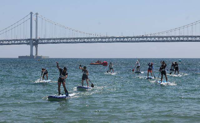 부산 수영구 광안리해수욕장 일대에서 열린 패들보드(SUP)대회에서 참가한 선수들이 파도를 가르며 레이스를 펼치고 있는 모습. 부산일보DB