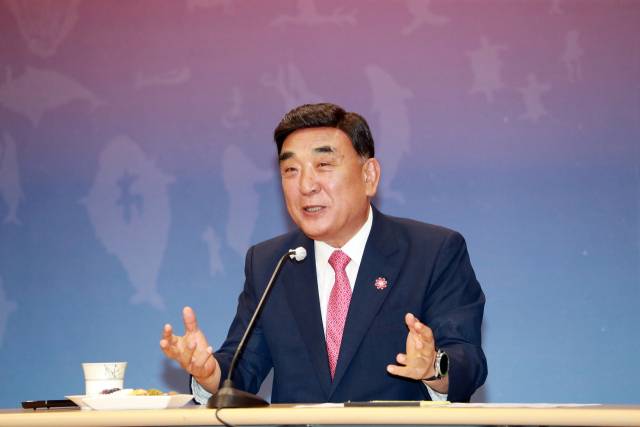 김두겸 울산시장이 16일 시청 프레스센터에서 SK와 아마존의 AI데이터센터 건립과 관련해 유치 개요와 배경, 기대 효과 등을 설명하고 있다. 울산시 제공