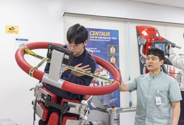 척추 수술환자가 3차원 척추 안정화 운동장비인 ‘센타르’를 이용해 척추근육 강화 치료를 받고 있다. 부산의료원 제공