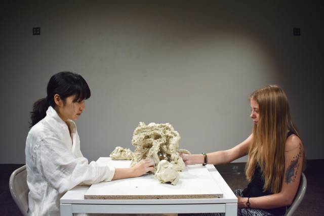 김미루, 무제_비언어적 소통 프로젝트(참여자 아도라 쇼트리지) 싱글 비디오(2021). 뮤지엄 원 제공