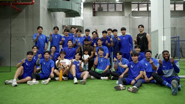 레예스와 삼성 선수단이 지난 15일 대구 KT 위즈와의 홈 경기를 앞두고 작별 인사를 나눈 뒤 기념촬영을 하고 있다. 삼성 제공