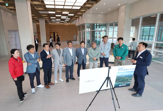 경북도의회 운영위원회가 산불 피해지역을 찾아 현지확인을 하고 있다. 경북도의회 제공