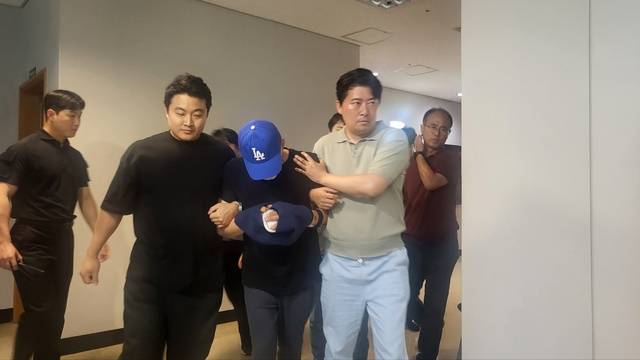 16일 대구 스토킹 여성 살해용의자 A(48)씨의 영장실질심사(피의자 심문)가 열린 후 A씨가 법정을 빠져나오고 있다. 구아영 기자