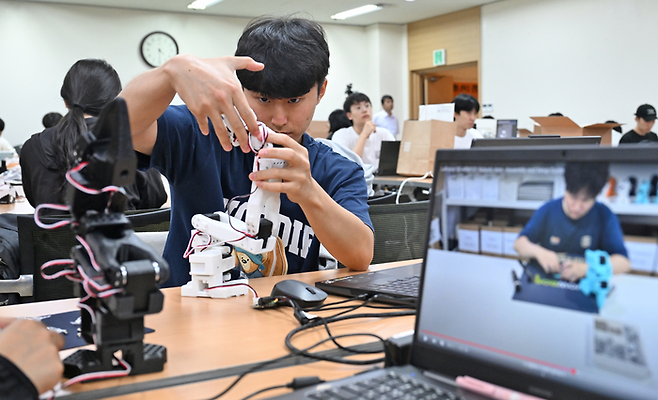 전세계 45개국 2천여명의 로봇·AI 개발자들이 동시에 참가한 '허깅페이스 르로봇 해커톤(HuggingFace LeRobot Hackathon)' 한국대회가 지난 14일부터 16일까지 대구 동구 신천동 영남일보 사옥(영남타워) 대강당에서 무박3일, 52시간 열렸다. 사진은 대회에 참가한 국립경국대 '아리'팀이 로봇을 점검하고 있는 모습. 이지용기자 sajahu@yeongnam.com