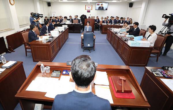 16일 열린 제주도의회 행정자치위원회 회의. ⓒ헤드라인제주