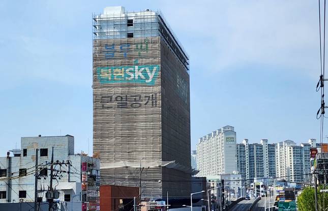 대구광역시 북구 복현동 복현오거리 인근에 위치한 주상복합건물 골든프라자. 1999년부터 공정률 82% 상태에서 공사가 중단돼 대구의 ‘유령 건물’, ‘도심 속 흉물’로 남아 있던 건물이다. 지난달 말 주택도시보증공사(HUG) 곰매입찰에서 SM그룹 오너 2세 우기원 SM하이플러스 대표의 개인 부동산 개발공급업체 ㈜나진이 143억원에 낙찰받았다. /주택도시보증공사 제공.