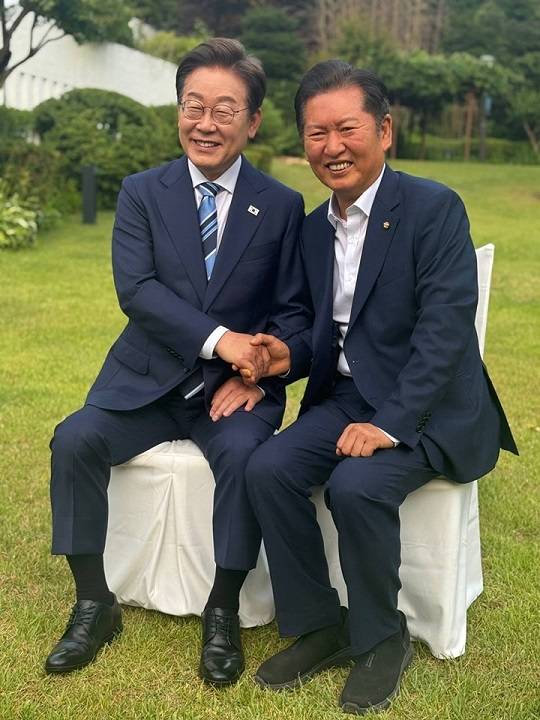 정청래 더불어민주당 의원(오른쪽)이 지난 7일 서울 용산구 한남동 관저로 초대받아 이재명 대통령과 악수하는 모습. (정청래 의원 SNS)