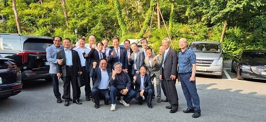 정청래 의원은 그제(14일) 이 대통령 아들 결혼식에 초청받은 이 대통령의 소년공 시절 친구들과 함께 찍은 사진을 공개했다.