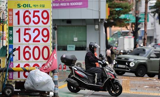 지난해 11월 서울 시내의 한 주유소에 유가 정보가 표시되어 있다. 사진=뉴시스