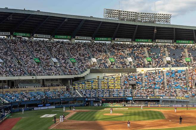 지난 14일 서울 잠실야구장에서 열린 두산베어스 홈 경기에 노루페인트 80주년 기념 광고물들이 게시돼 있다.(사진=노루페인트)