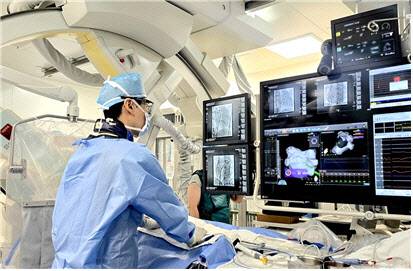 펄스장 절제술을 시행중인 진무년 과장의 모습.  인천세종병원 제공