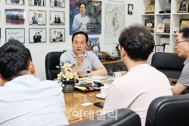 이권재 오산시장이 지난 12일 동탄 물류센터 반대 비상대책위원회와 간담회를 열고 건립 저지 활동을 논의하고 있다.(사진=오산시)