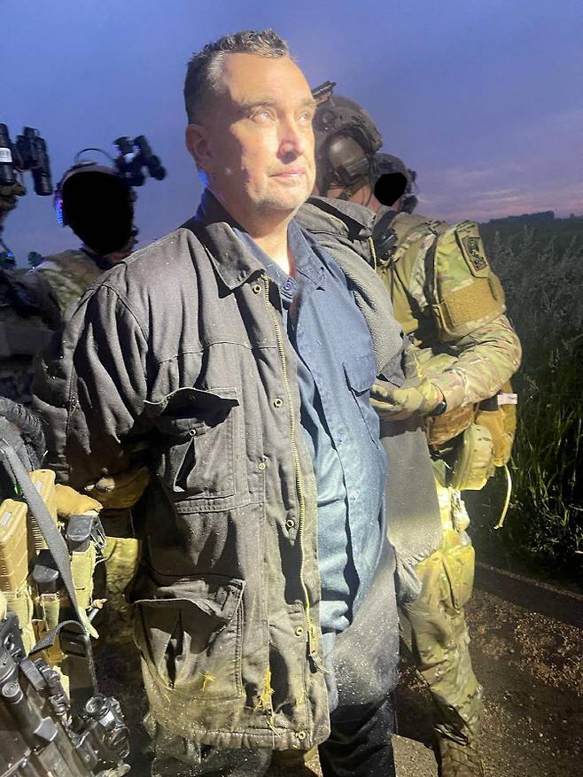 15일(현지시간) 램지 카운티 보안관실이 공개한 사진으로멜리사 호트먼 주하원의원 부부를 살해한 혐의를 받는 용의자 밴스 L. 보엘터가 체포되고 있다.(사진=로이터)