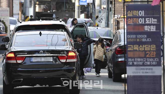 서울 강남구 대치동 학원가에서 한 어린이가 학원으로 등원하고 있다. (사진=뉴시스)