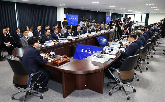 이한주(앞) 국정기획위원회 위원장이 16일 서울 종로구 정부서울청사 창성동 별관에서 열린 1차 전체회의에서 발언하고 있다. (사진=공동취재)