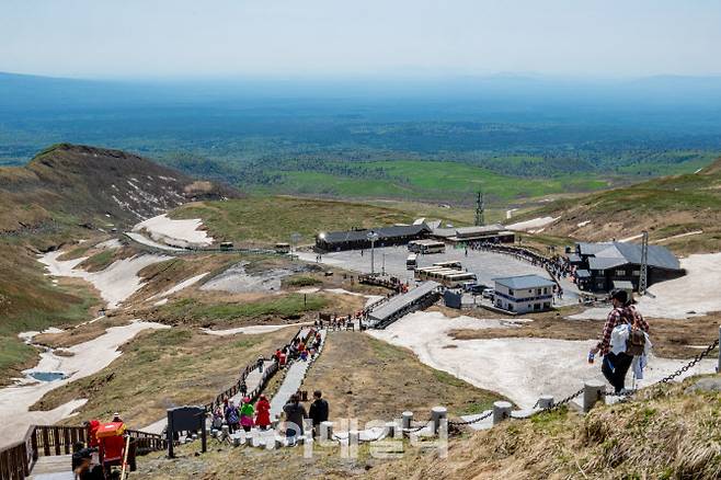12일 오전 중국 지린성 연변 조선족 자치주 백두산 서파에서 관광객들이 이동하고 있다.