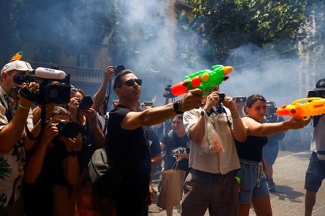 15일(현지시간) 스페인 바르셀로나에서 대량 관광에 반대하는 시위자가 물총을 사용하고 있다.(사진=로이터)