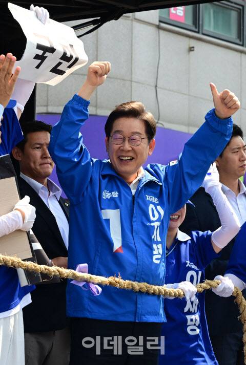 이재명 더불어민주당 대선 후보가 25일 오후 충남 당진시 당진전통시장에서 열린 유세에서 ‘국민편 대 기득권편 줄다리기’ 퍼포먼스를 하고 있다. (사진=노진환 기자]