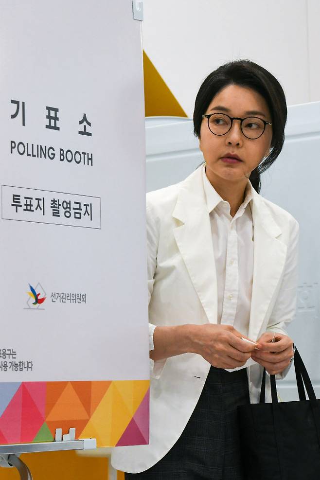 윤석열 전 대통령의 부인인 김건희 여사가 가장 최금 모습을 드러낸 것은 지난 3일 대통령 선거때였다.(사진=뉴시스)