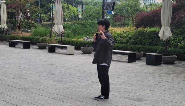 - 굿즈 상황을 설명하는 개발자 쑤남