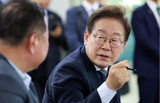 이재명 대통령이 지난 13일 경기도 파주시 장단면 행정복지센터에서 접경지 주민 간담회를 하고 있다. 〈사진=대통령통신사진기자단·연합뉴스〉