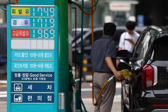 16일 서울 시내 한 주유소에 표시된 유가 정보 〈사진=연합뉴스〉