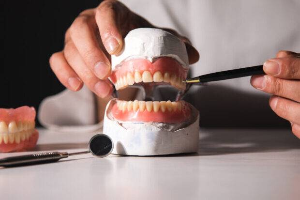 골다공증 환자라면 발치를 할 때 골다공증 약물을 중단할 것을 고려할 필요가 있어 보인다. [사진=게티이미지뱅크]