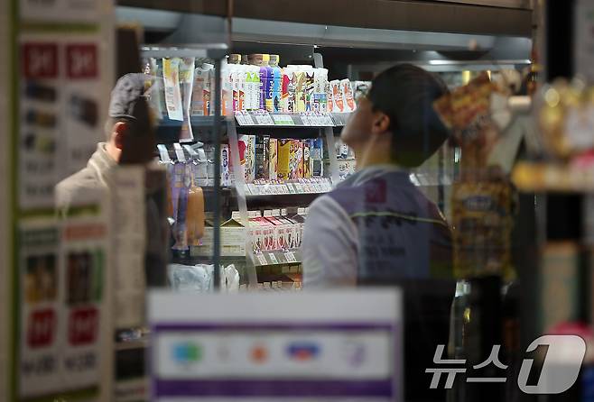 서울 시내 한 편의점에서 직원이 물건을 살펴보고 있다. 2025.2.18/뉴스1 ⓒ News1 김진환 기자
