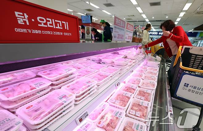 23일 정부가 브라질 조류인플루엔자(AI) 발생으로 닭고기 수입이 중단되며 국내 공급 부족 상황에 대처하기 위해 미발생 지역산 닭고기 수입을 허용하는 절차를 추진하기로 했다. 사진은 이날 서울 한 대형마트 모습. 2025.5.23/뉴스1 ⓒ News1 김명섭 기자