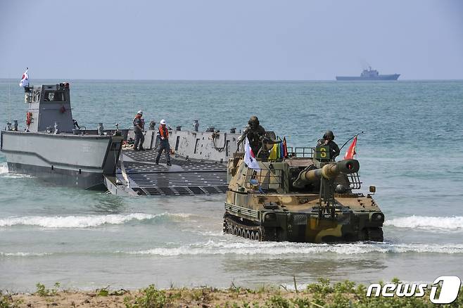 해안에 상륙하는 K-55 자주포.(해병대 제공) 2024.3.2/뉴스1