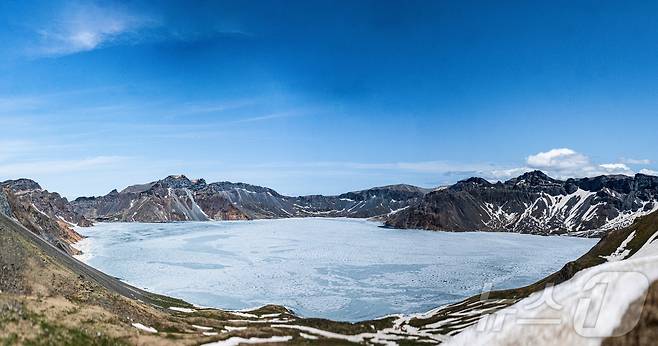 지난 12일(현지시간) 중국 지린성 연변 조선족 자치주 백두산 서파에서 바라본 천지가 얼어있다. (14장 파라노마 합성한 사진) (공동취재) 2025.6.15/뉴스1 ⓒ News1 황기선 기자