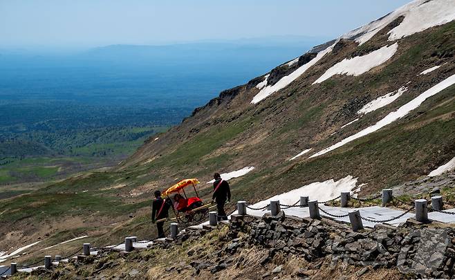 12일(현지시간) 중국 지린성 연변 조선족 자치주 백두산 서파에서 관광객이 가마를 타고 이동하고 있다. (공동취재) 2025.6.16/뉴스1 ⓒ News1 황기선 기자