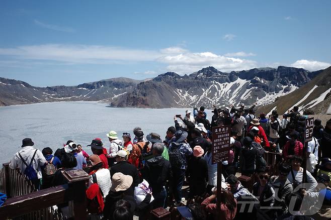 지난 12일(현지시간) 중국 지린성 연변 조선족 자치주 백두산 서파에서 관광객들이 천지를 살펴보고 있다. (공동취재) 2025.6.15/뉴스1 ⓒ News1 황기선 기자