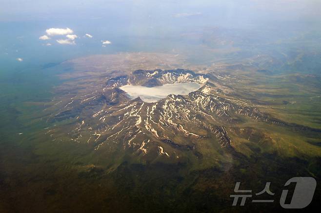 지난 13일(현지시간) 오전 연길공항에서 인천공항으로 가는 비행기 탑승 중 창가에서 바라본 백두산 천지의 모습. (공동취재) 2025.6.15/뉴스1 ⓒ News1 황기선 기자