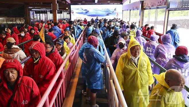 지난 11일(현지시간) 중국 백두산 북파 풍경구에서 셔틀버스로 환승해 천지에 올라가려는 관광객들로 붐비고 있다. (공동취재) 2025.6.15/뉴스1 ⓒ News1 황기선 기자