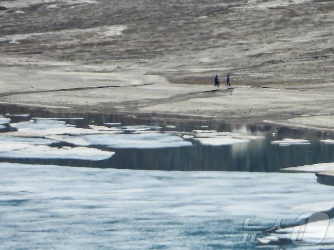 지난 12일(현지시간) 백두산 천지의 북한령인 동파지역에서 북한 주민이 이동하고 있다. (공동취재) 2025.6.15/뉴스1 ⓒ News1 황기선 기자